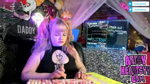 Snapshot of artsyheartsyy chatting on 04.25.26 ArtsyHeartsyy online show from 04.25.26