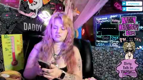 Snapshot of artsyheartsyy chatting on 04.30.26 ArtsyHeartsyy online show from 04.30.26