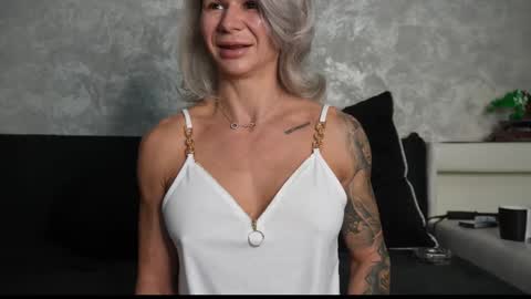 Snapshot of ashadevon_fit chatting on 10.13.25 Asha online show from 10.13.25