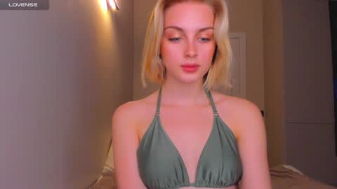 Snapshot of ashbunny_ chatting on 12.03.24 your pretty Ashley online show from 12.03.24