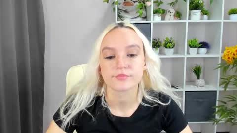 Snapshot of ashley_angely chatting on 10.21.25 Ashley online show from 10.21.25
