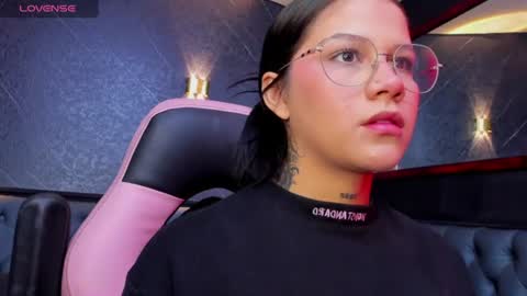 Snapshot of ashleytravis_ chatting on 06.21.26 online show from 06.21.26