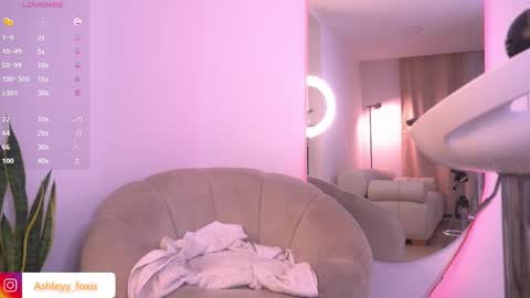 Snapshot of ashleyyfox_ chatting on 02.14.25 Ashley Fox online show from 02.14.25