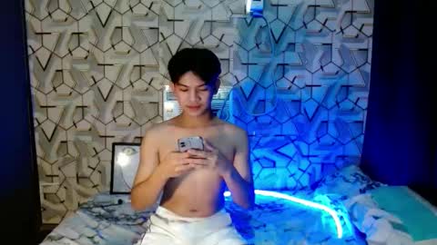 Snapshot of asian_wayne chatting on 12.06.24 wayne online show from 12.06.24