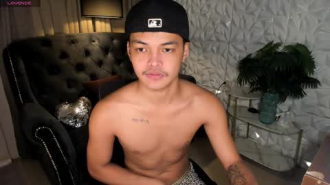 Snapshot of asianhugescott chatting on 11.01.25 VICTORIA SCOTT online show from 11.01.25