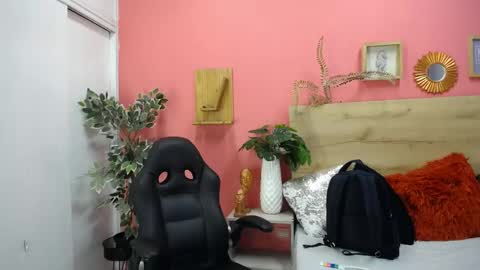 Snapshot of aslyhernandez chatting on 04.14.26 ASLY online show from 04.14.26