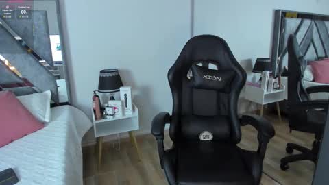 Snapshot of astrid_williams_ chatting on 01.06.26 Astrid online show from 01.06.26