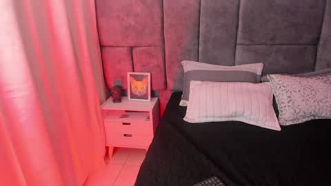 Snapshot of atenea_velle chatting on 04.28.26 atenea velle online show from 04.28.26