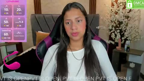 Snapshot of atiena_ chatting on 04.21.26 Atiena online show from 04.21.26