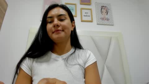 Snapshot of atilana_diaz chatting on 05.27.26 Atilana Diaz online show from 05.27.26