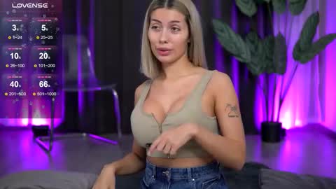 Snapshot of audreyzanne chatting on 11.27.25 Isabella online show from 11.27.25