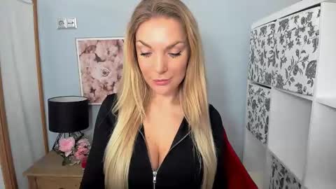 Snapshot of aullorasensual chatting on 12.11.24 AulloraSensual online show from 12.11.24