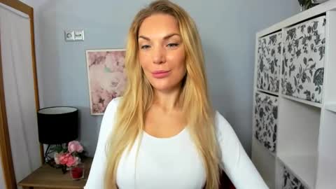 Snapshot of aullorasensual chatting on 12.22.24 AulloraSensual online show from 12.22.24