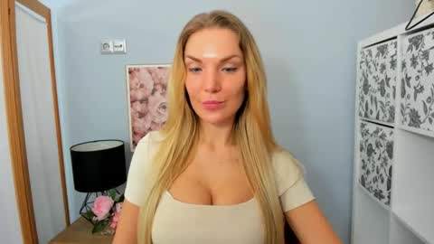 Snapshot of aullorasensual chatting on 02.15.25 AulloraSensual online show from 02.15.25