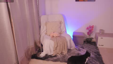 Snapshot of aura_sensual chatting on 10.01.25 . online show from 10.01.25