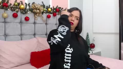 Snapshot of auraarnau chatting on 12.22.25 Aura Arnau online show from 12.22.25