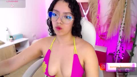 Snapshot of aurora_brown chatting on 09.11.25 Aurora online show from 09.11.25