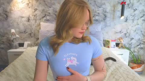 Snapshot of aurora_golden chatting on 04.30.26 Kate online show from 04.30.26