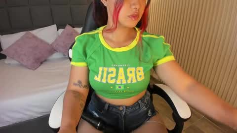 Snapshot of aurora_johnson_ chatting on 12.21.24 A U R O R A online show from 12.21.24