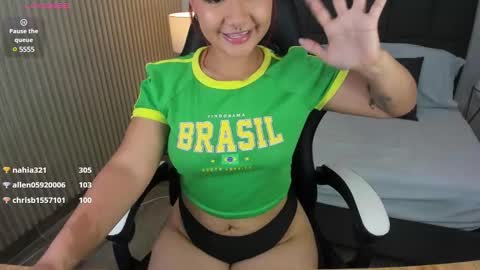 Snapshot of aurora_johnson_ chatting on 01.12.25 A U R O R A online show from 01.12.25