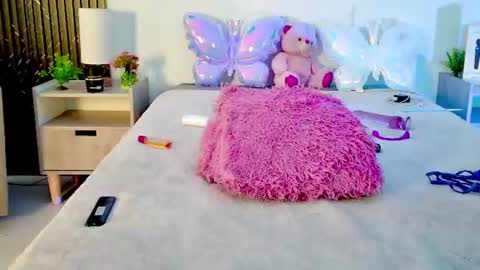 Snapshot of aurora_petitee chatting on 06.18.26 Aurora online show from 06.18.26