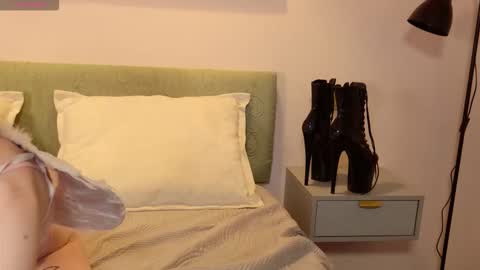 Snapshot of aurora_radiance chatting on 02.14.26 Serena online show from 02.14.26