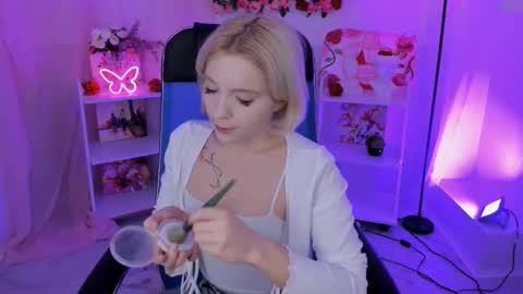 aurorawrenfield online show from 10.30.25