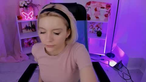 aurorawrenfield online show from 11.05.25