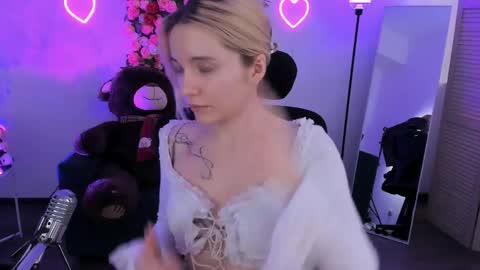 aurorawrenfield online show from 04.15.26