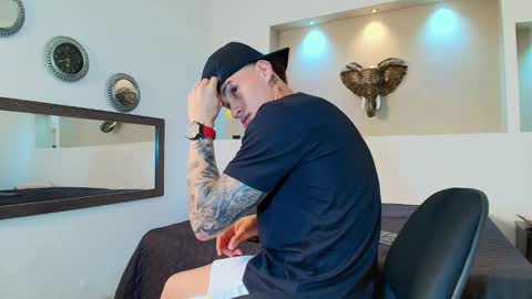 Snapshot of austin_collinss chatting on 02.02.25 AUSTIN online show from 02.02.25