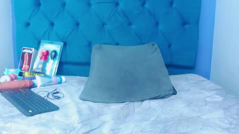 Snapshot of avalericherrycm101 chatting on 10.01.25 avalericherrycm101 online show from 10.01.25