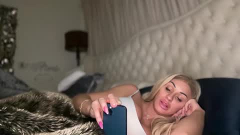 Snapshot of avalonnfoxx chatting on 12.02.24 AvalonnFoxx online show from 12.02.24