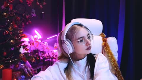 Snapshot of avi_nile chatting on 12.11.24 Avriel online show from 12.11.24