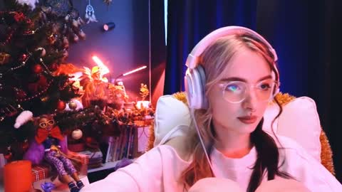 Snapshot of avi_nile chatting on 12.15.24 Avriel online show from 12.15.24