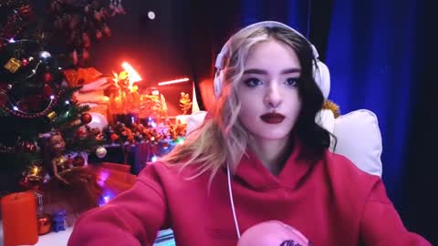 Snapshot of avi_nile chatting on 12.25.24 Avriel online show from 12.25.24