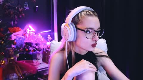 Snapshot of avi_nile chatting on 01.13.25 Avriel online show from 01.13.25