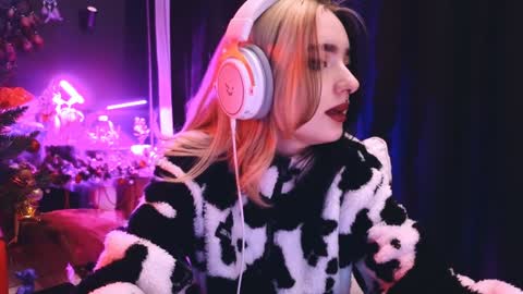 Snapshot of avi_nile chatting on 01.17.25 Avriel online show from 01.17.25