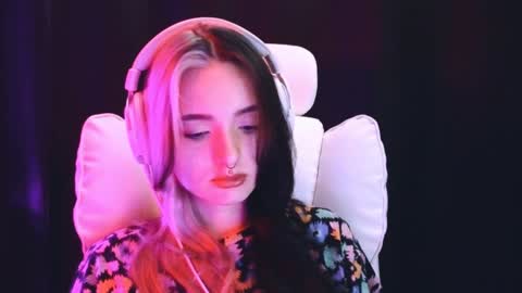 Snapshot of avi_nile chatting on 02.06.25 Avriel online show from 02.06.25