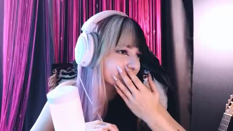 Snapshot of avi_nile chatting on 09.11.25 Avriel online show from 09.11.25