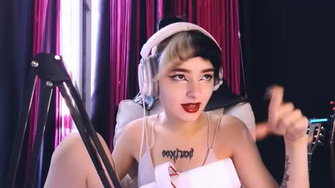 Snapshot of avi_nile chatting on 09.20.25 Avriel online show from 09.20.25