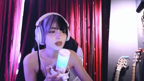 Snapshot of avi_nile chatting on 10.19.25 Avriel online show from 10.19.25