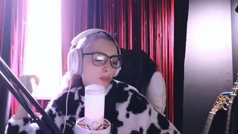 Snapshot of avi_nile chatting on 10.23.25 Avriel online show from 10.23.25