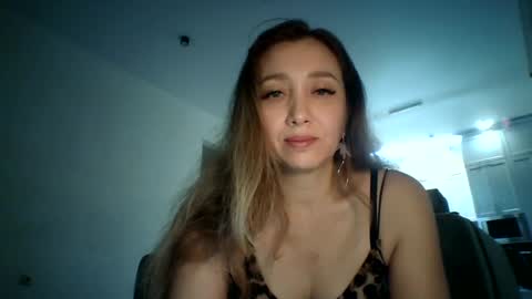 Snapshot of avinelra chatting on 06.17.26 avinelra online show from 06.17.26
