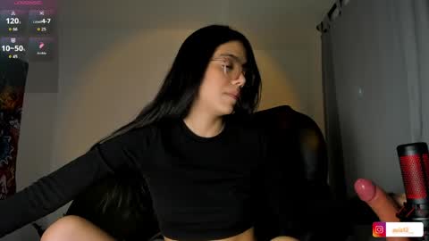 Snapshot of avis12_ chatting on 04.24.26 Follow me Pvt and c2c is on online show from 04.24.26