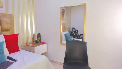 AVIS  online show from 11.04.25