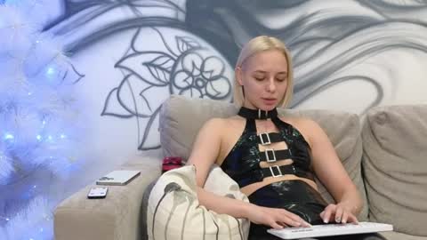 Snapshot of avr0ra chatting on 12.26.24 Goddess Avrora online show from 12.26.24