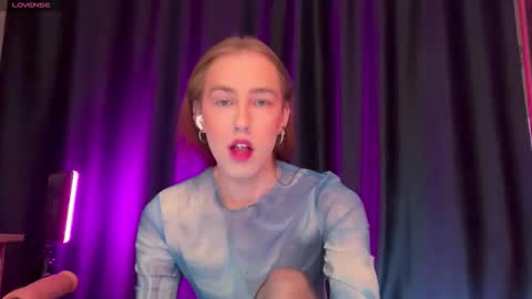 avril_pearly_ online show from 12.15.25