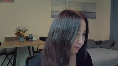 Snapshot of avroraromance chatting on 01.14.25 Avrora online show from 01.14.25