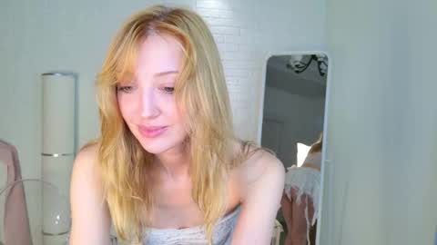 Snapshot of aweryuwu chatting on 10.28.25 aweryuwu online show from 10.28.25