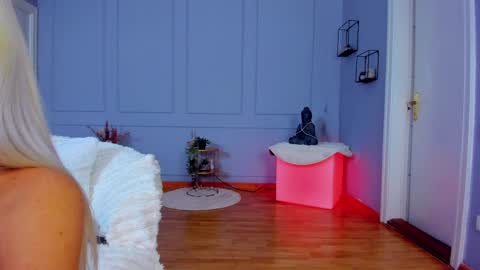 Snapshot of awww_ella chatting on 04.19.26 Ella online show from 04.19.26